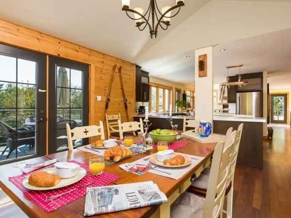 3 Bedroom House near Massif de Charlevoix Hot Tub Garage