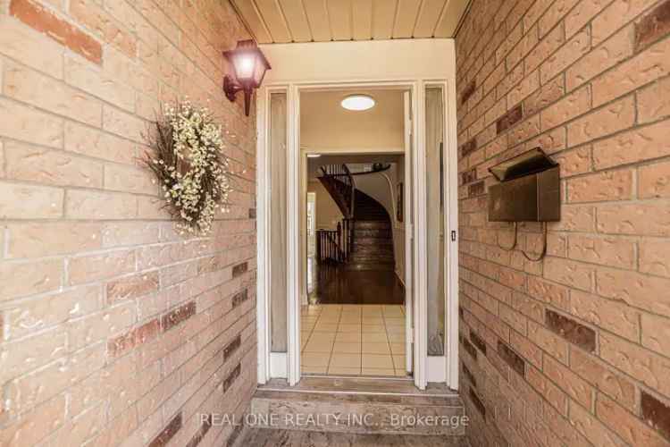 House For Sale in Mississauga, Ontario