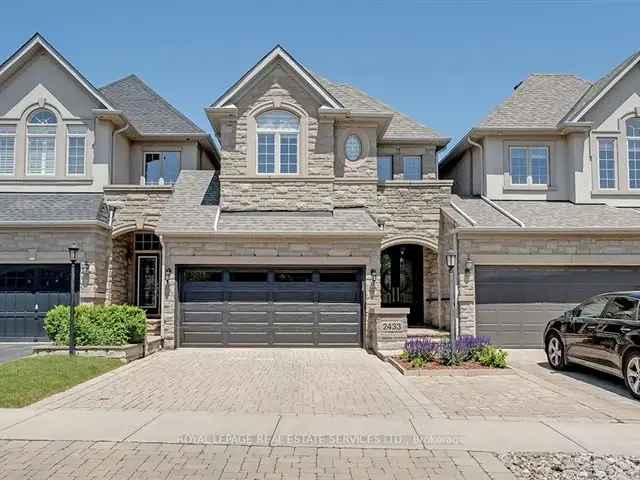 Townhouse For Sale in Oakville, Ontario