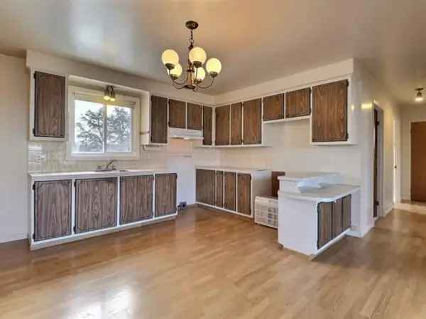 5-Bedroom Bungalow with Large Garage and Private Lot