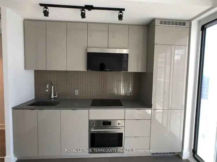 Rent Bachelor Apartment in Core Downtown Near TTC and U of T