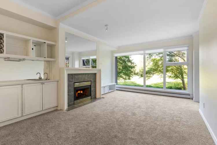 A $797,800.00 Apartment/Condo with 2 bedrooms in Beach Grove, Tsawwassen