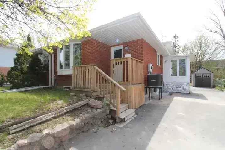 Beautiful 3 Bedroom Home for Rent in Peterborough, ON!