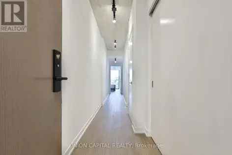 Downtown Toronto 2-Bedroom Condo 800 sq ft