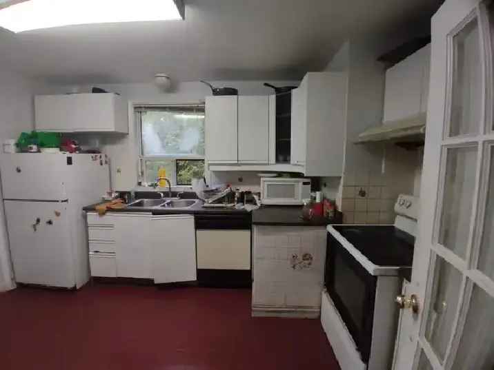 Room for rent in bungalow close to Don mills subway & Seneca