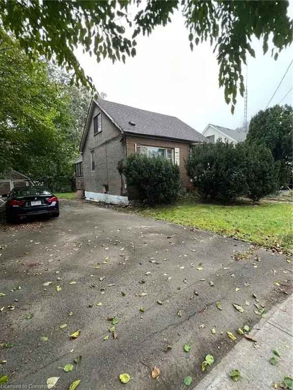 House For Sale in Hamilton, Ontario