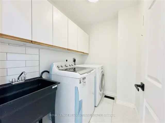 Renovated Freehold Bungalow Townhouse 22 Baths Finished Basement