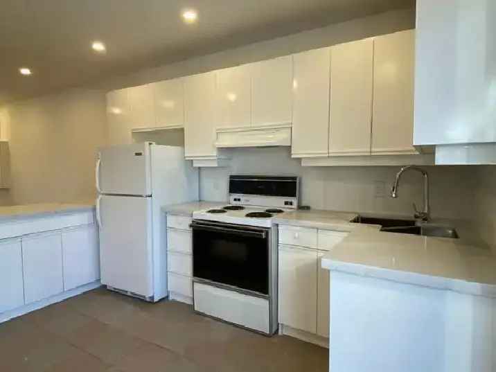 BRIGHT 2 BED   DEN APARTMENT @ JANE & EGLINTON