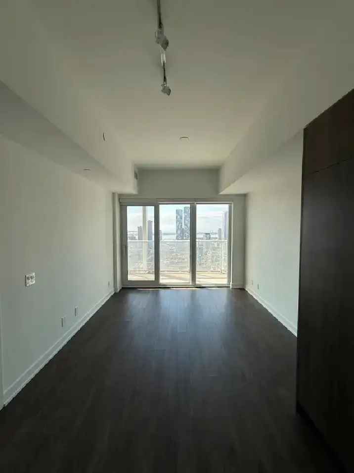 1 Bed Apt Eaton Center High Floor South Facing