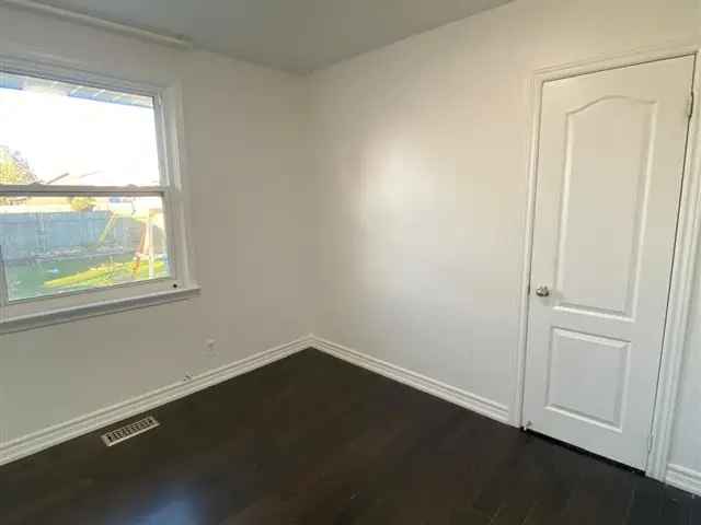 Upper Level Bungalow Hardwood Floors Huge Kitchen Close To Schools and Parks