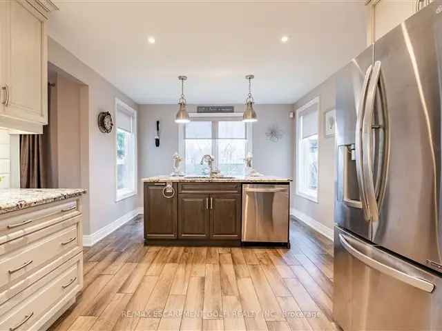 Updated 4 1 Bed 25 Bath Home in Stoney Creek