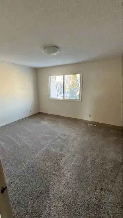 Sublet 3 Bedroom Townhouse in Winnipeg with Amenities and Pet Friendly