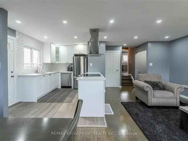 Stunning Renovated Backsplit Home 3 Beds 2 Baths Family Friendly