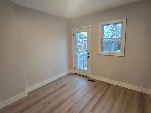 2 Bedroom Upper Unit with Updated Kitchen and Backyard