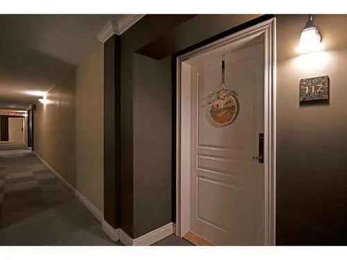 Downtown Calgary Condo For Sale - Updated Kitchen, 2 Bathrooms, Parking