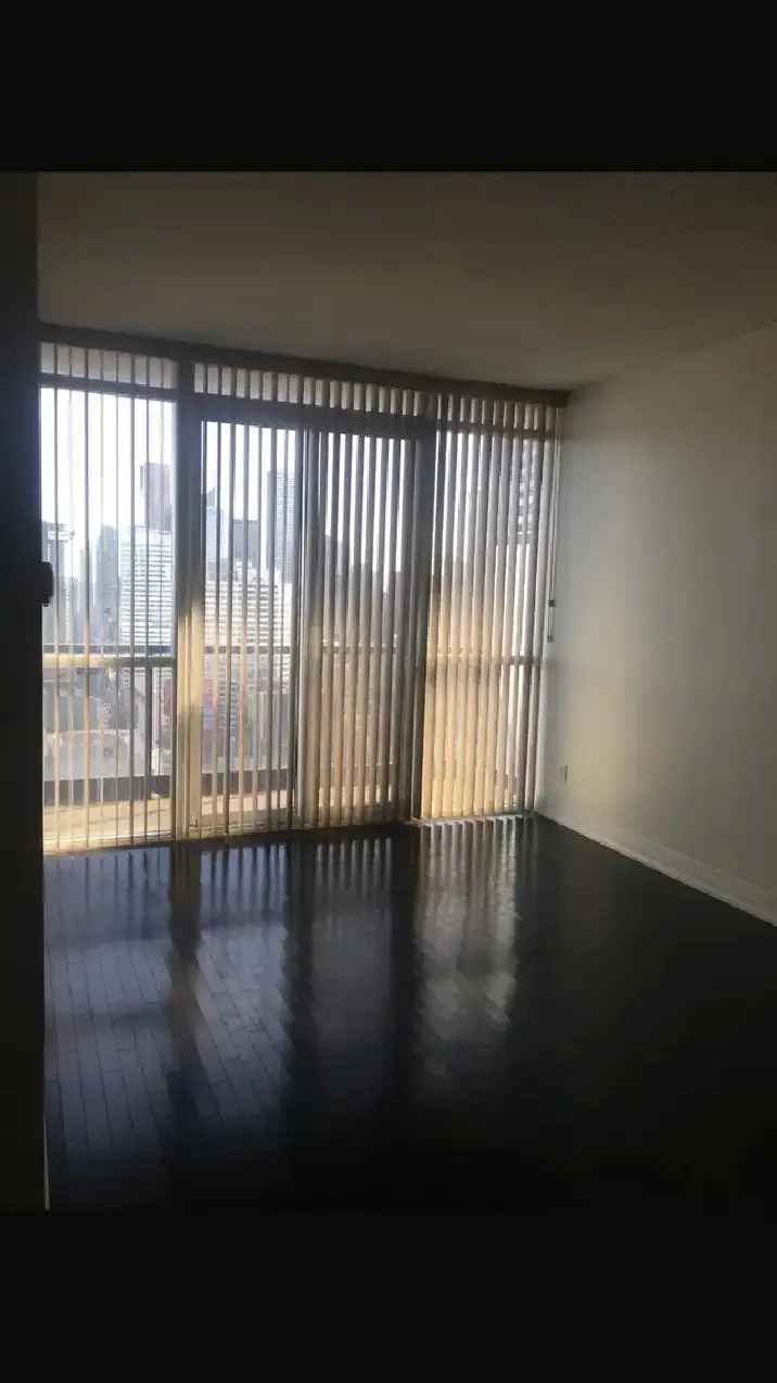 1 Bedroom Den Condo Downtown Toronto Lease
