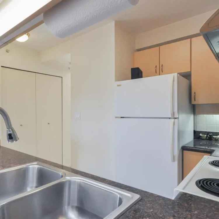 Richmond City Center 3-Bedroom Condo Near Canada Line