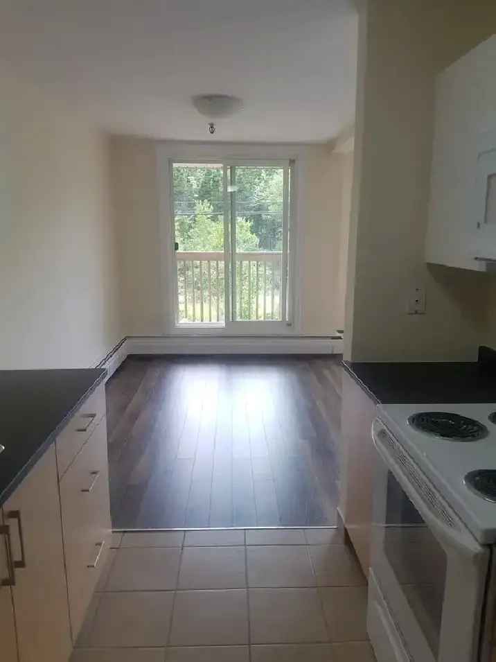 Quiet and Spacious 2-Bedroom 2-Levels Unit Clayton Park