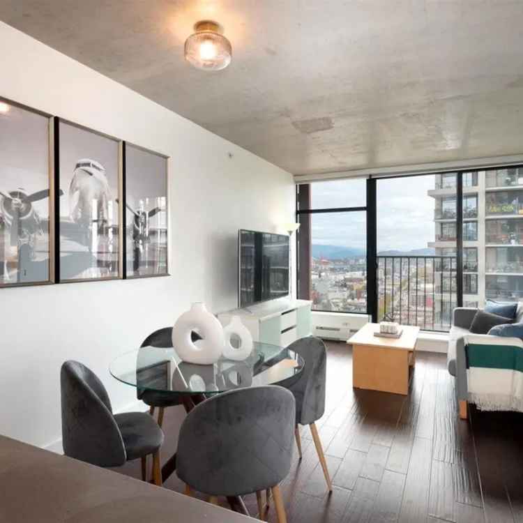 Gastown 1-Bedroom Apartment with Mountain Views