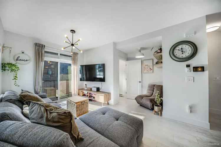 Surrey Townhouse for Sale: 4-Bedroom Corner Unit with Modern Amenities