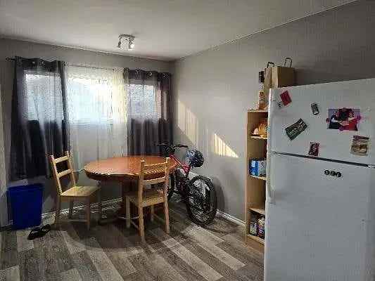 REMAX Thompson 3 Bed 2 Bath Home - Large Kitchen and Patio