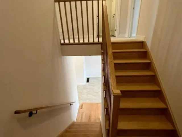 Townhouse For Sale in Bradford West Gwillimbury, Ontario