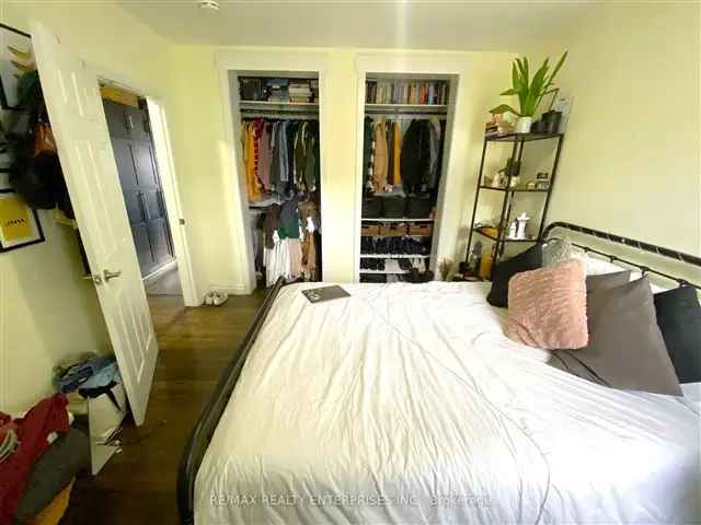 Queen West 2-Bedroom Apartment Near Trinity Bellwoods Park