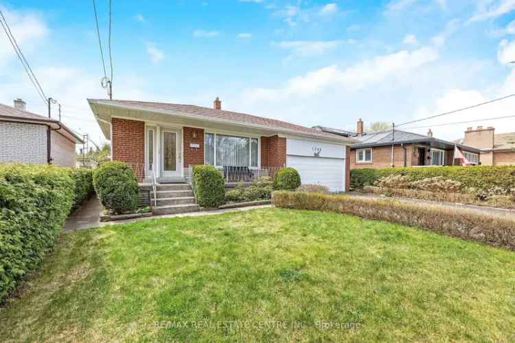4 Bed 2 Bath Home in Central Mississauga Large Lot