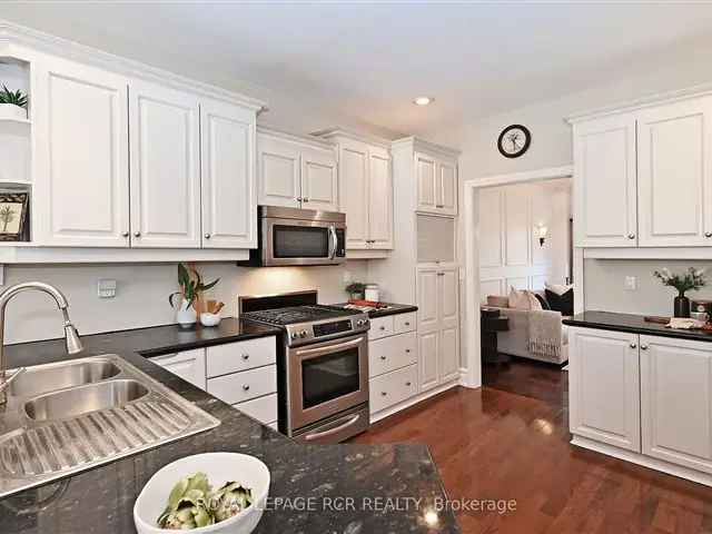 House For Sale in Aurora, Ontario