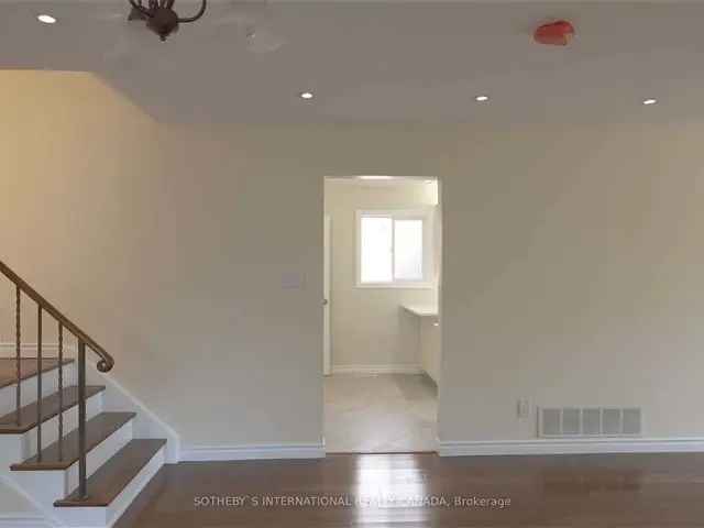 Spacious 3 Bed 2 Bath House in Mississauga Valley