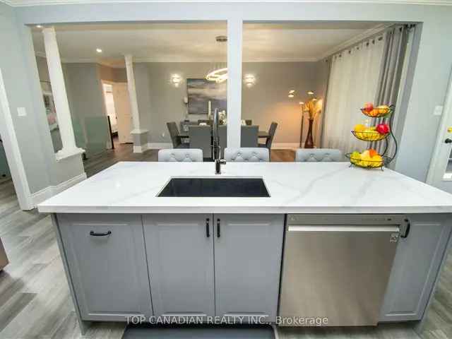 Beautiful Bungalow in Golfview Estates - Spacious, Renovated, Private Lot