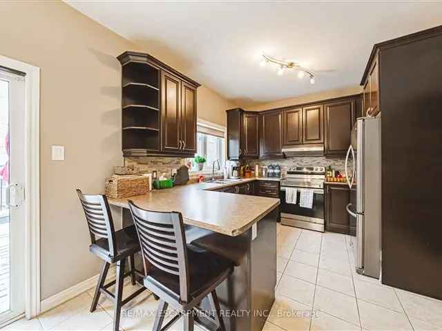 Townhouse For Sale in 65, Glendarling Crescent, Hamilton, Ontario