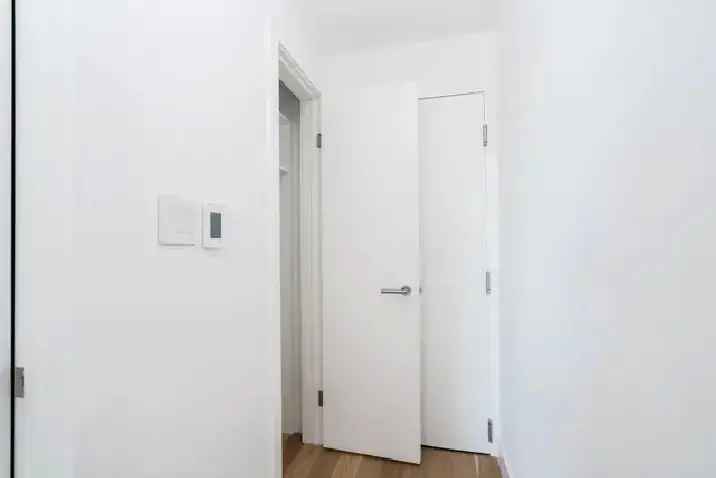 Renovated studio, Queen and Bathurst - ID 283