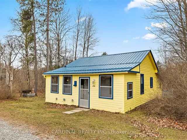 Adorable Bungalow In The Woods Sleeps 6 Near Bon Echo Provincial Park