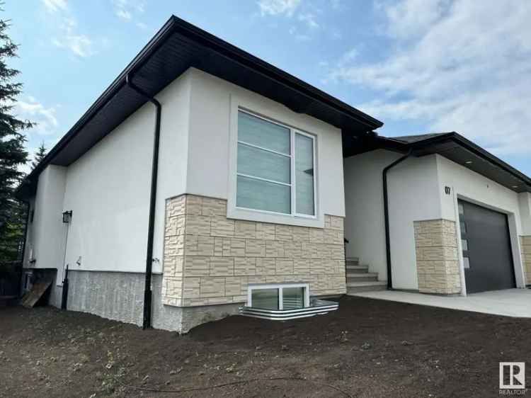 Luxury Half-Duplex Bungalow in Macewan Grove