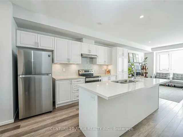 Modern Luxury Townhouse in Richmond Hill 3 Beds 3 Baths Double Garage