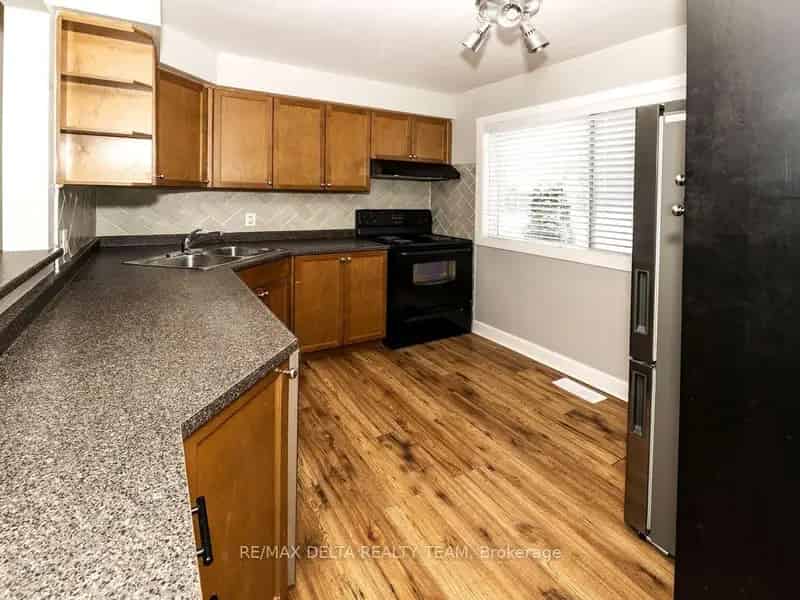 Updated End Unit Townhome Near Heron Gate Mall