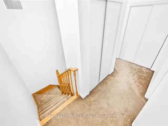 4 4 Bedroom Freehold Townhouse Near Ellesmere LRT