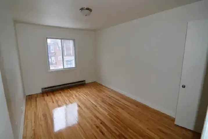 NDG 4.5 Hardwood Floors Parking Storage Pet Friendly