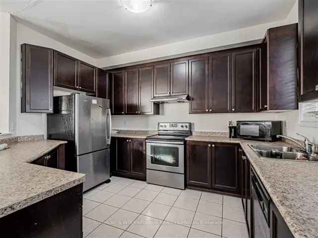 Semi Detached Home in Mississauga Excellent Amenities Prime Location