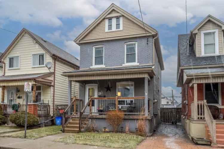 Renovated 2.5 Story Home Family Friendly Neighbourhood