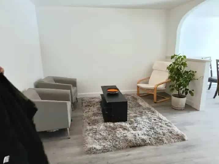 5 1/2 Newly Renovated House with Large Backyard
