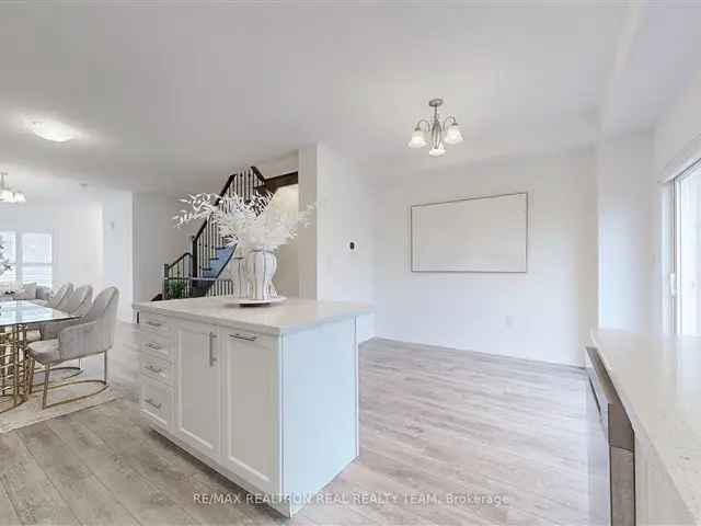 Townhouse For Sale in Hamilton, Ontario