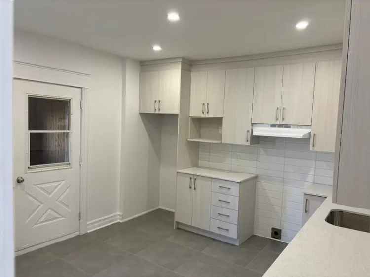 2 Bedroom Ground Floor Unit Modern Kitchen Private Backyard