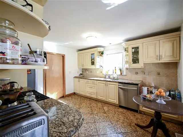 House For Sale in Mississauga, Ontario