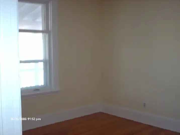 Rent One Bedroom Apartment in Hintonburg with Skylight and Hardwood Floors