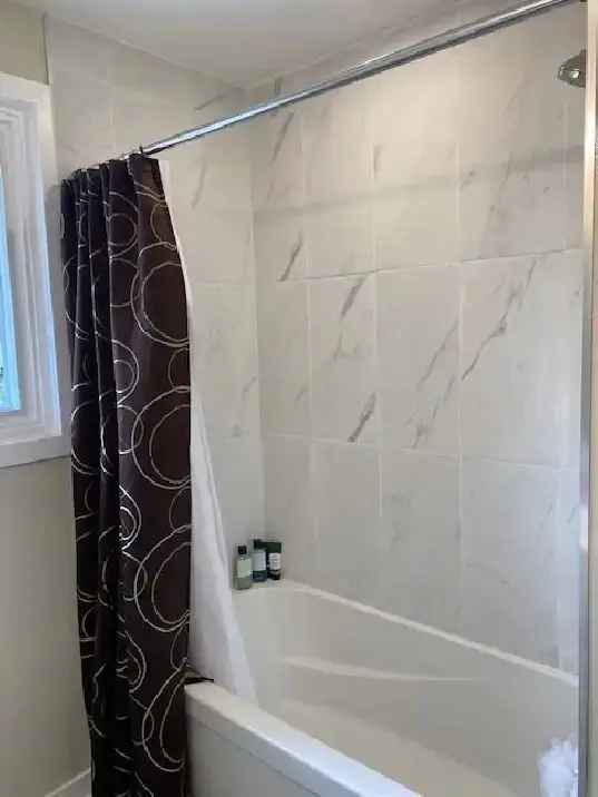 Large 3-Bedroom Apartment with In-Suite Laundry and Parking June 2025