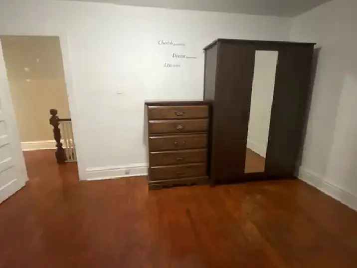 Leslieville furnished room for rent