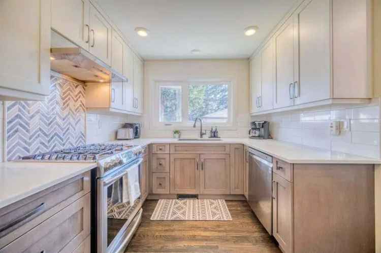Lakeview Bungalow: Renovated 3 1 Bedroom Home with Double Garage