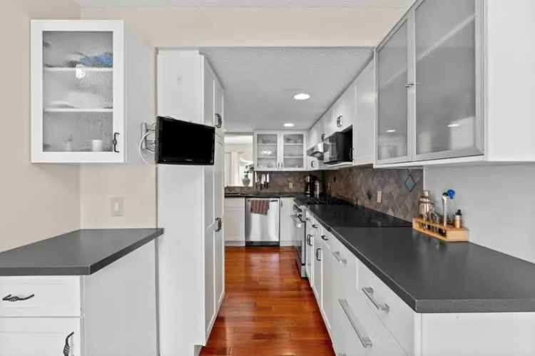 Spacious 3-Level Townhome with Nature Views and Ensuite Bedrooms